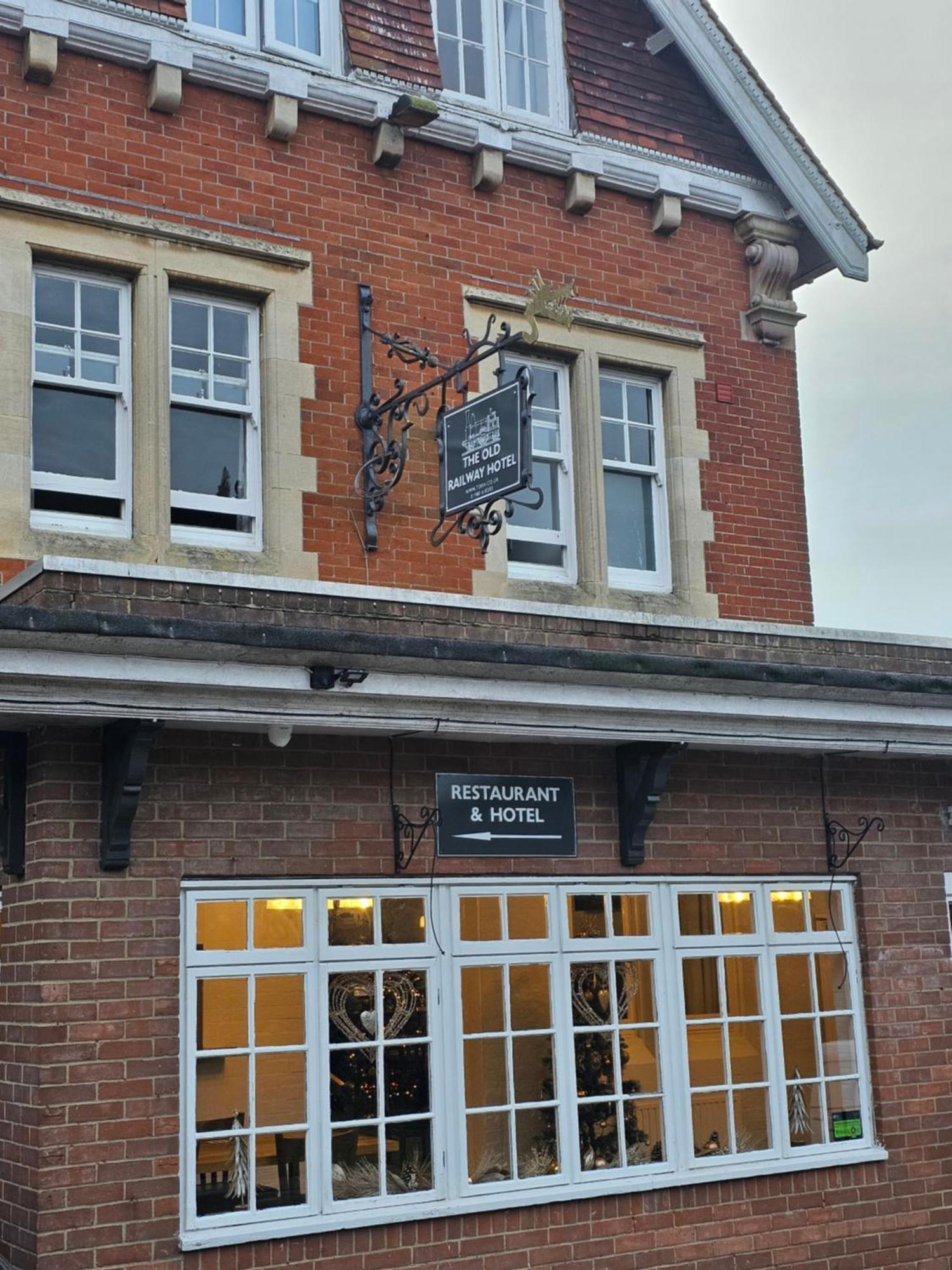 The Old Railway Hotel Porton ภายนอก รูปภาพ